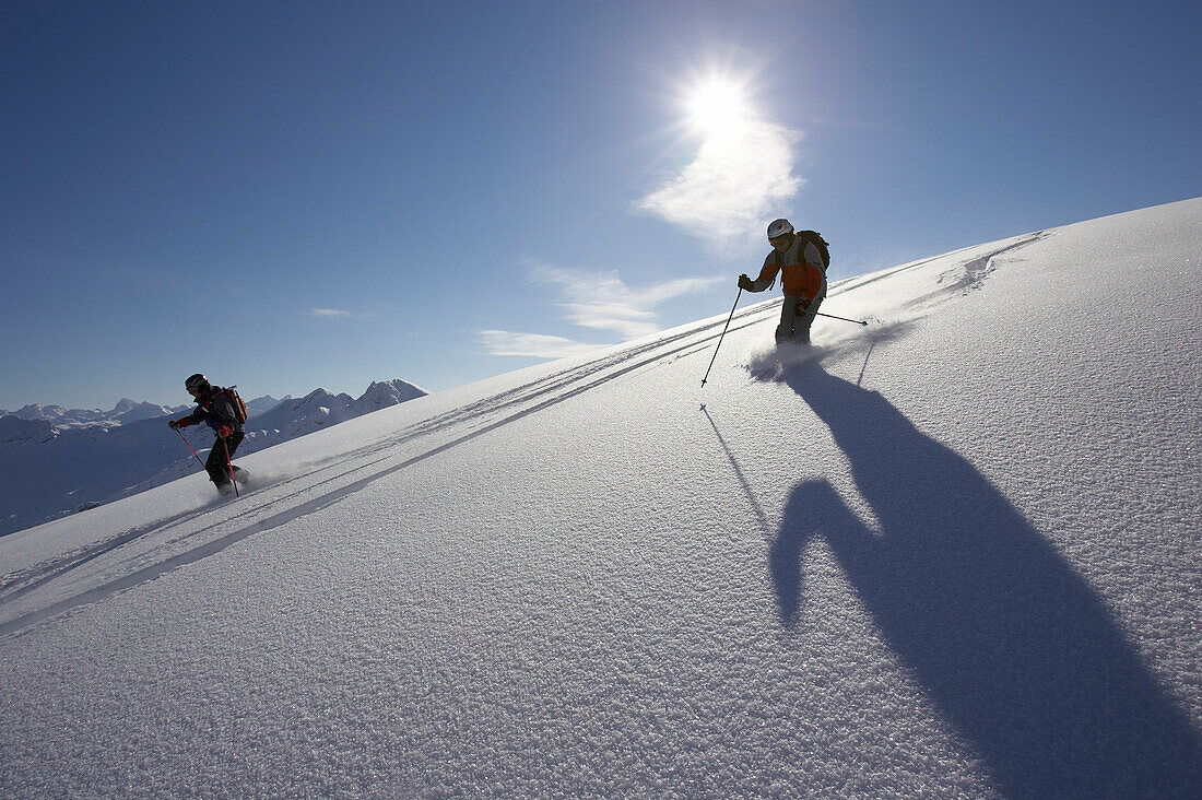 Skifahrer im Tiefschnee, Nebelhorn, Oberstdorf, Deutschland