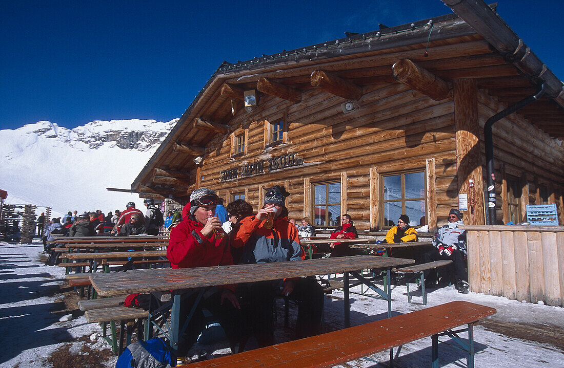 Skifahrer bei Brotzeit auf Zugspitzplatt, Zugspitze, Garmisch-Partenkirchen, Deutschland