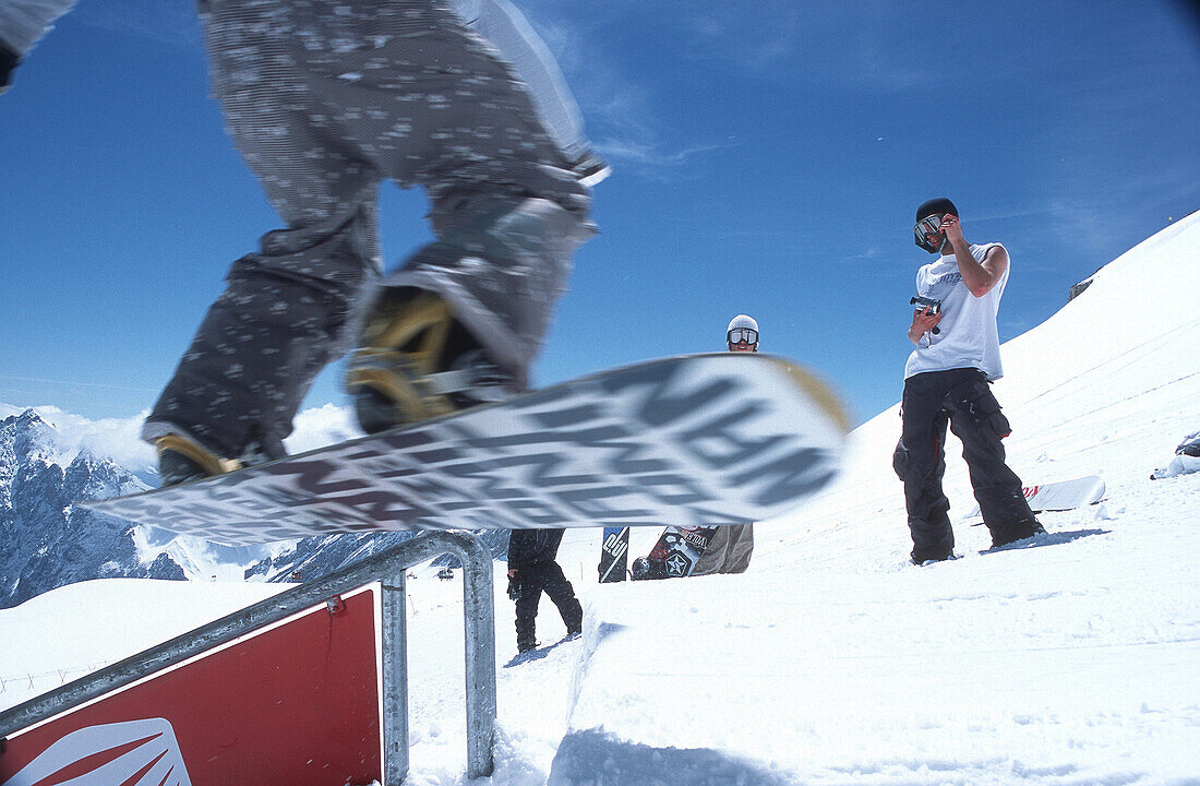 Snowboarder auf Rail, Zugspitze, Garmisch-Partenkirchen, Deutschland