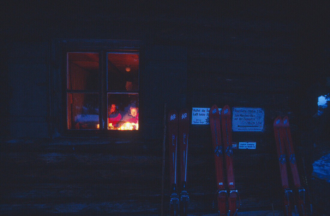 Telemarker im Winterraum, Reintalangerhütte, Zugspitze, Garmisch-Partenkirchen, Deutschland