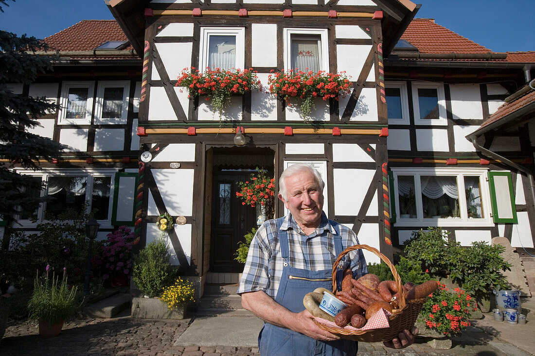 Mann mit Wurstspezialitäten Ahle Woarscht, Haunetal Oberstoppel, Rhön, Hessen, Deutschland