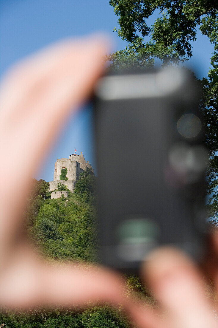 Tourist fotografiert Schloss Trimberg, Elfershausen, Rhön, Bayern, Deutschland