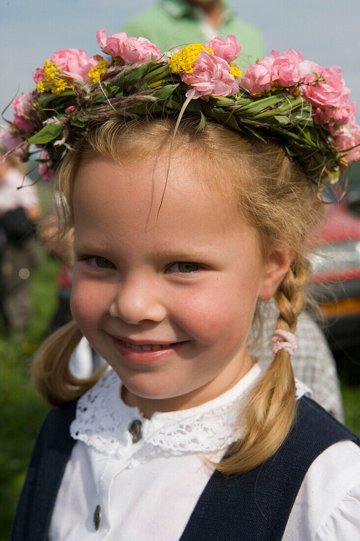 Mädchen mit Blumenkranz, Rhön, Hilders Simmershausen, Hessen, Deutschland
