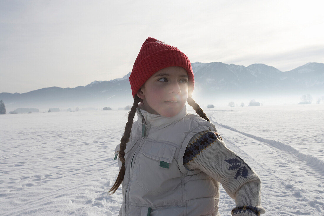 Mädchen 5-6 Jahre, steht im Schnee