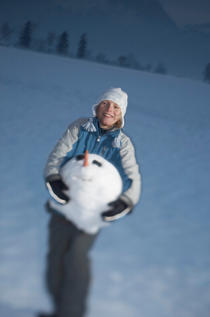 Junge trägt den Kopf eines Schneemannes