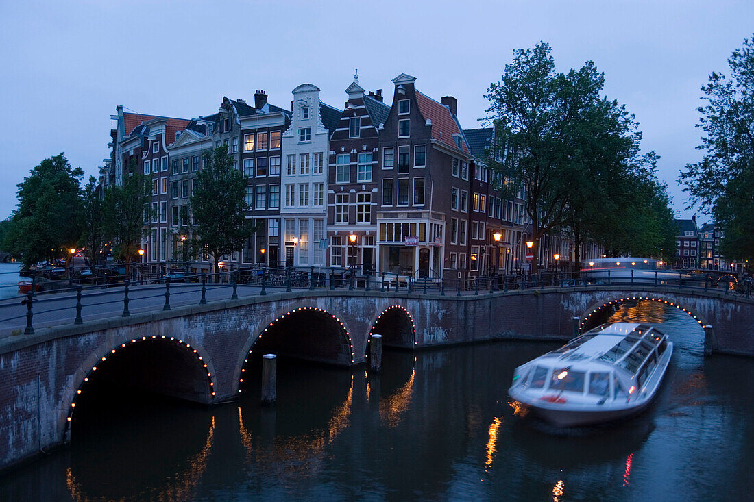 Boat, Keizersgracht, Leidsegracht, A leisure boat passing a stonebridge during a sightseeing tour in the evening, Keizersgracht and Leidsegracht, Amsterdam, Holland, Netherlands