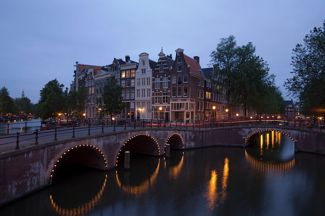 Bridge, Keizersgracht, Leidsegracht, View over illuminated bridge to gabled houses in the evening, Keizersgracht and Leidsegracht, Amsterdam, Holland, Netherlands