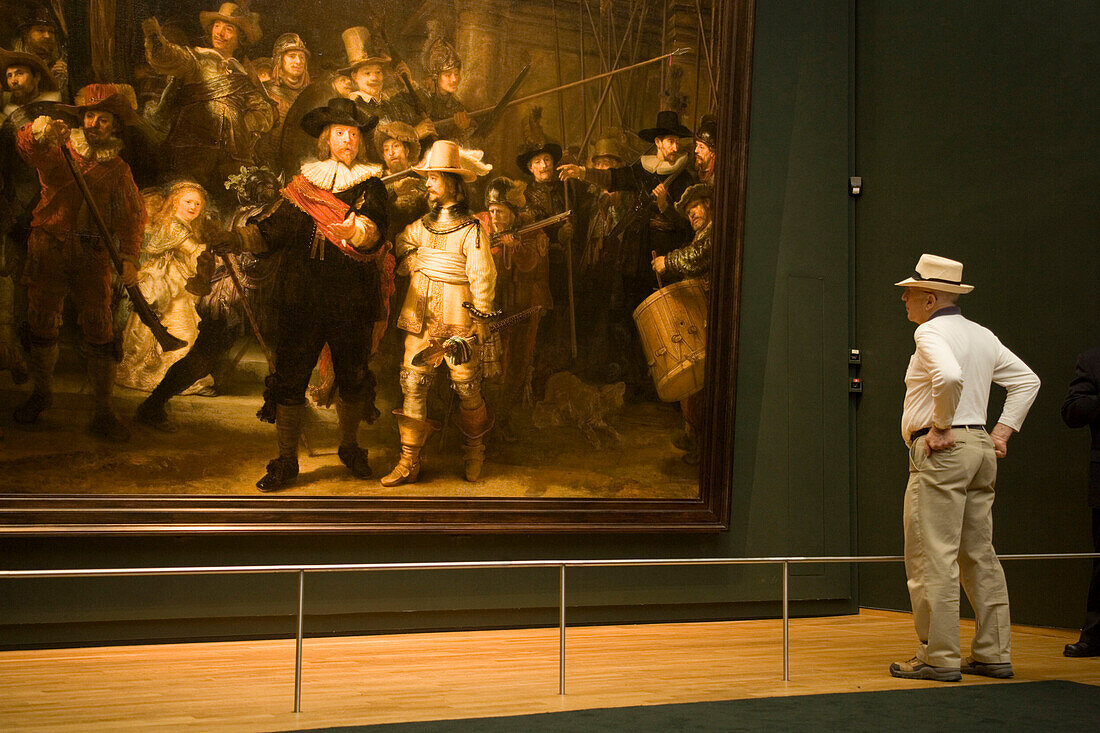 Visitor, Rembrandt, The Nightwatch, Rijksmuseum, Man looking at The Nightwatch, a painting by Rembrandt van Rijn, Rijksmuseum, Amsterdam, Holland, Netherlands