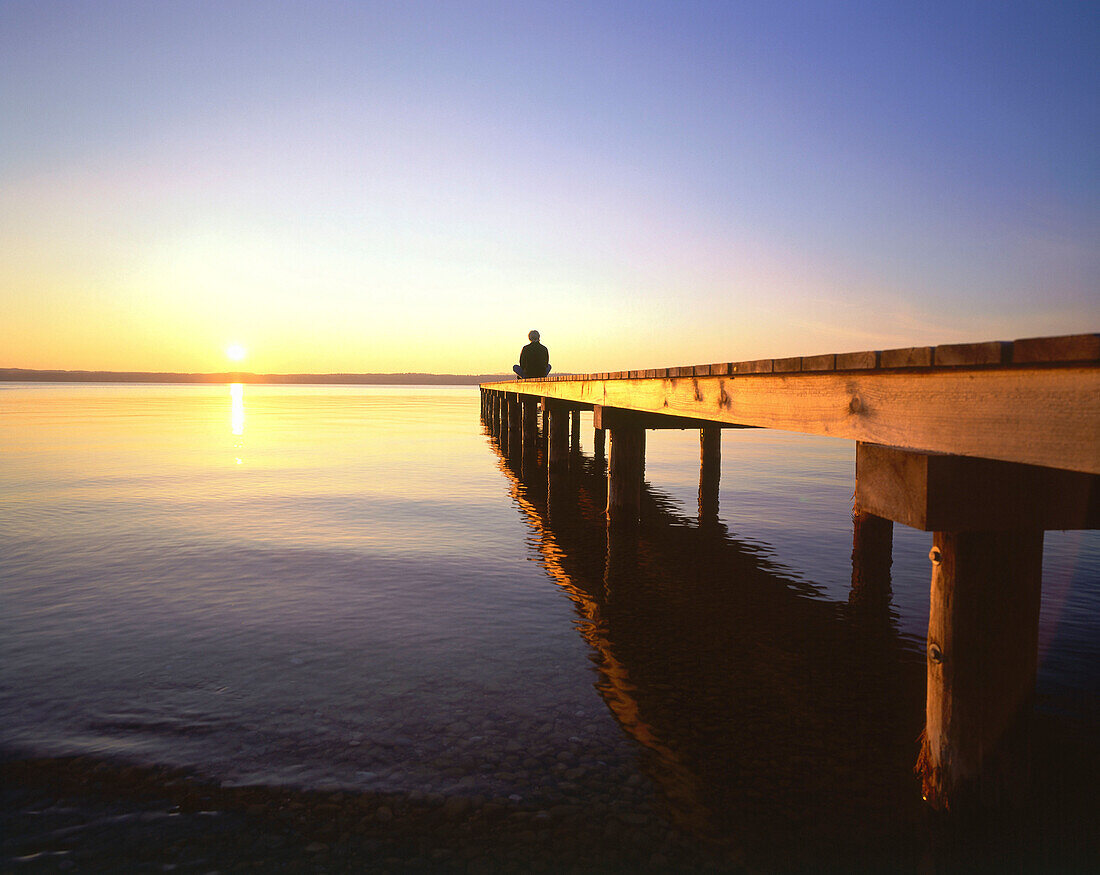 Sonnenuntergang, Holzsteg bei St. Heinrich, Starnberger See, Oberbayern, Deutschland