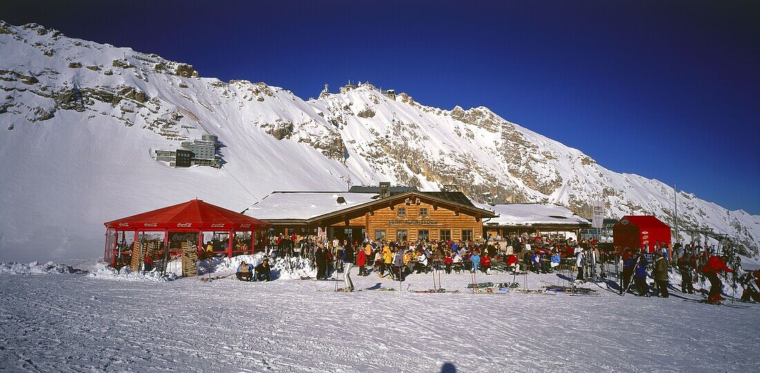 Skihütte an der Zugspitze, Lkr. Garmisch, Oberbayern, Deutschland