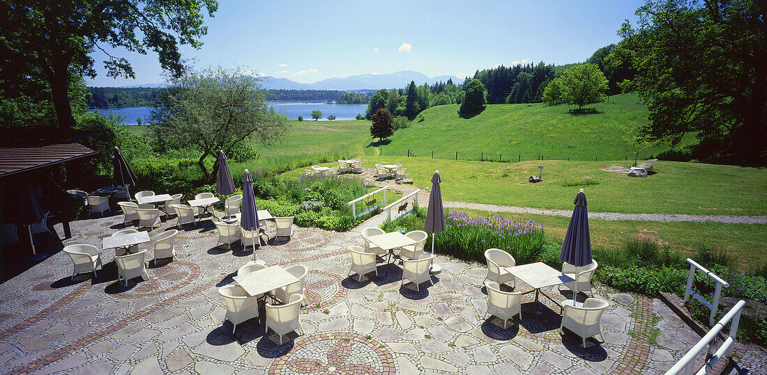 Terrasse von einem Café an den Osterseen, Oberbayern, Bayern, Deutschland