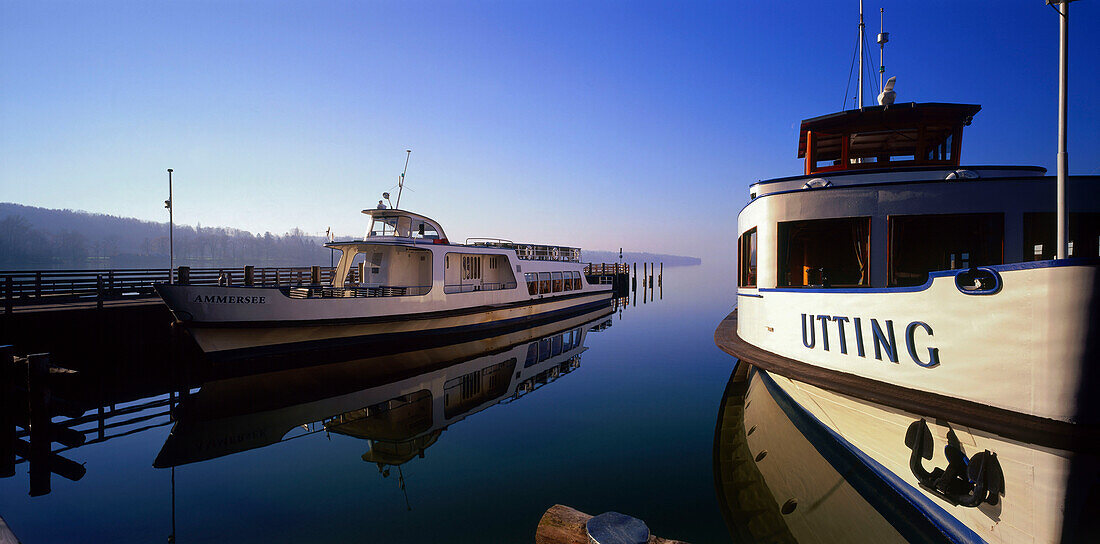 Fährboote in Stegen am Ammersee, Oberbayern, Deutschland