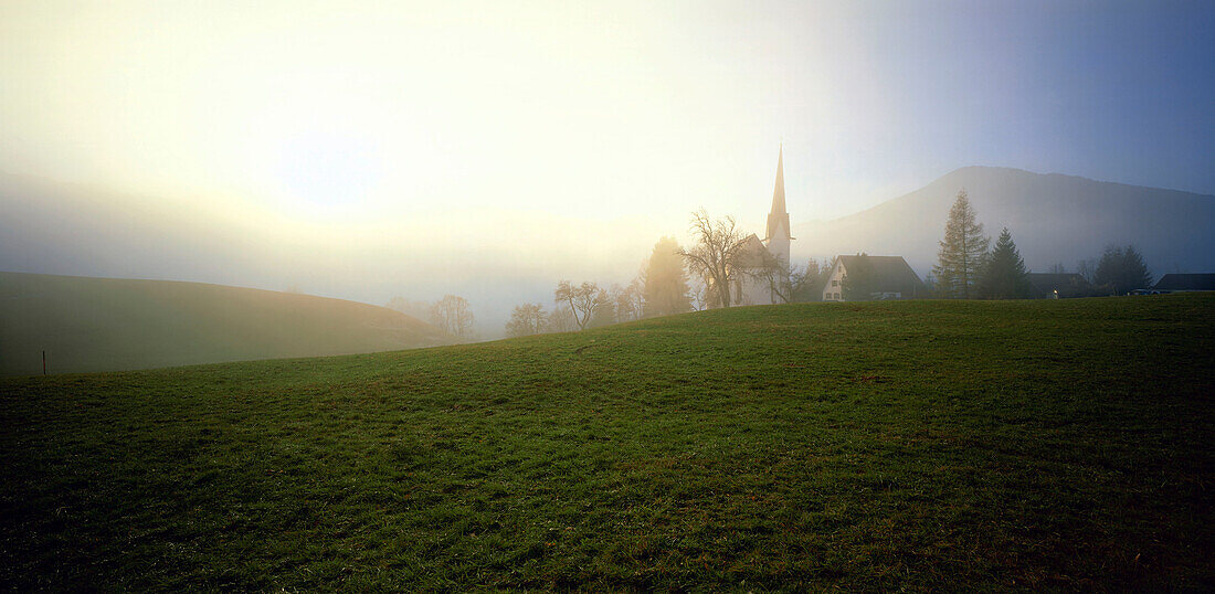 Landschaft im Morgennebel bei Unterammergau, Oberbayern, Deutschland