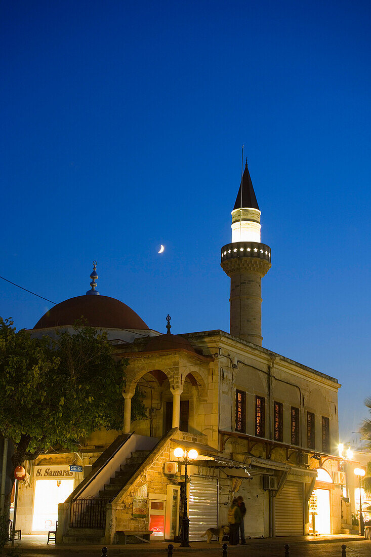 Defterdar-Moschee an der Platia Eleftherias bei Nacht, Kos-Stadt, Kos, Griechenland