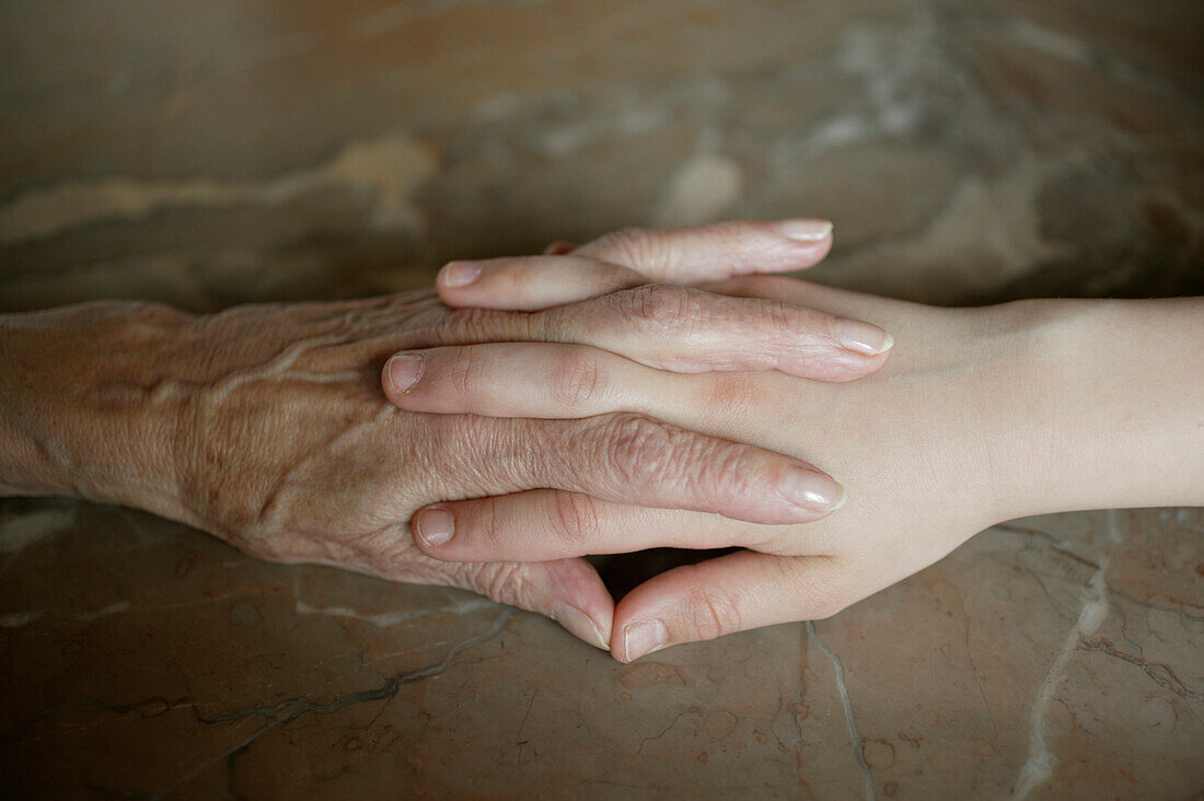 Alte und junge Hände