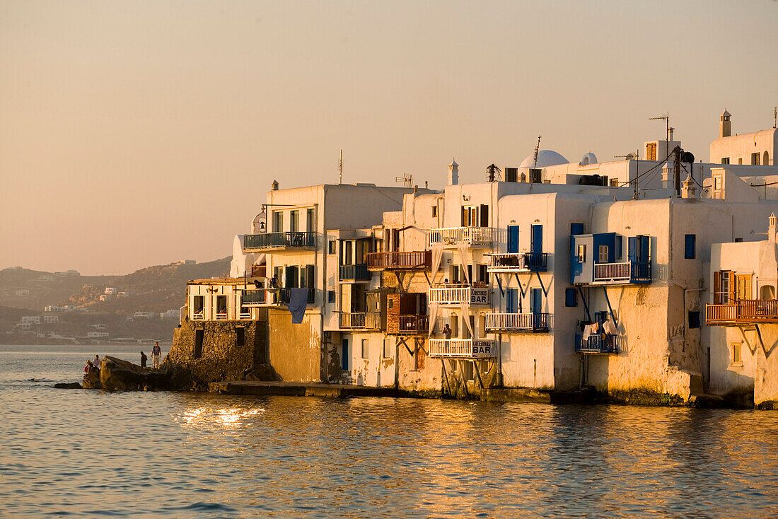 Häuserfassaden am Ufer, Mykonos-Stadt, Mykonos, Griechenland