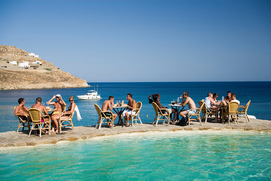 Leute sitzen in einer Strandbar, Psarou, Mykonos, Griechenland