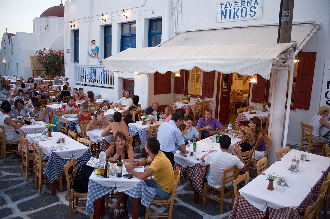 Menschen bei Nikos, typisches griechisches Restaurant, Mykonos Stadt, Griechenland