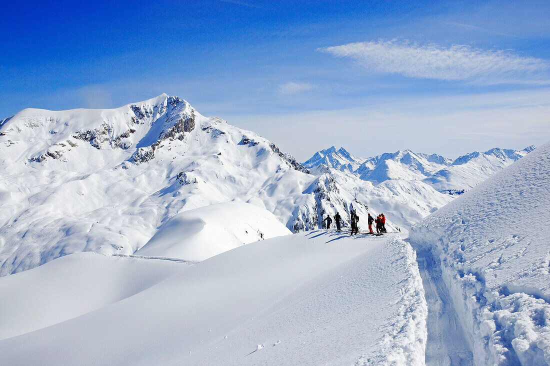Eine Gruppe Skifahrer steht in der wilden Tiefschneelandschaft von Lech und Zuers am Arlberg. Lech Zuers, Zürs, Arlberg, Österreich, Alpen, Europa.