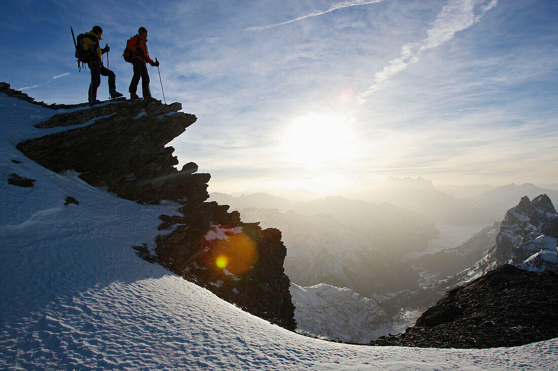 Zwei Männer stehen auf einem exponierten Felsen und  bewundern die Aussicht vom Titlis. Titlis, Blick Richtung Südwest, Zentralschweiz, Schweiz, Alpen, Europa, MR