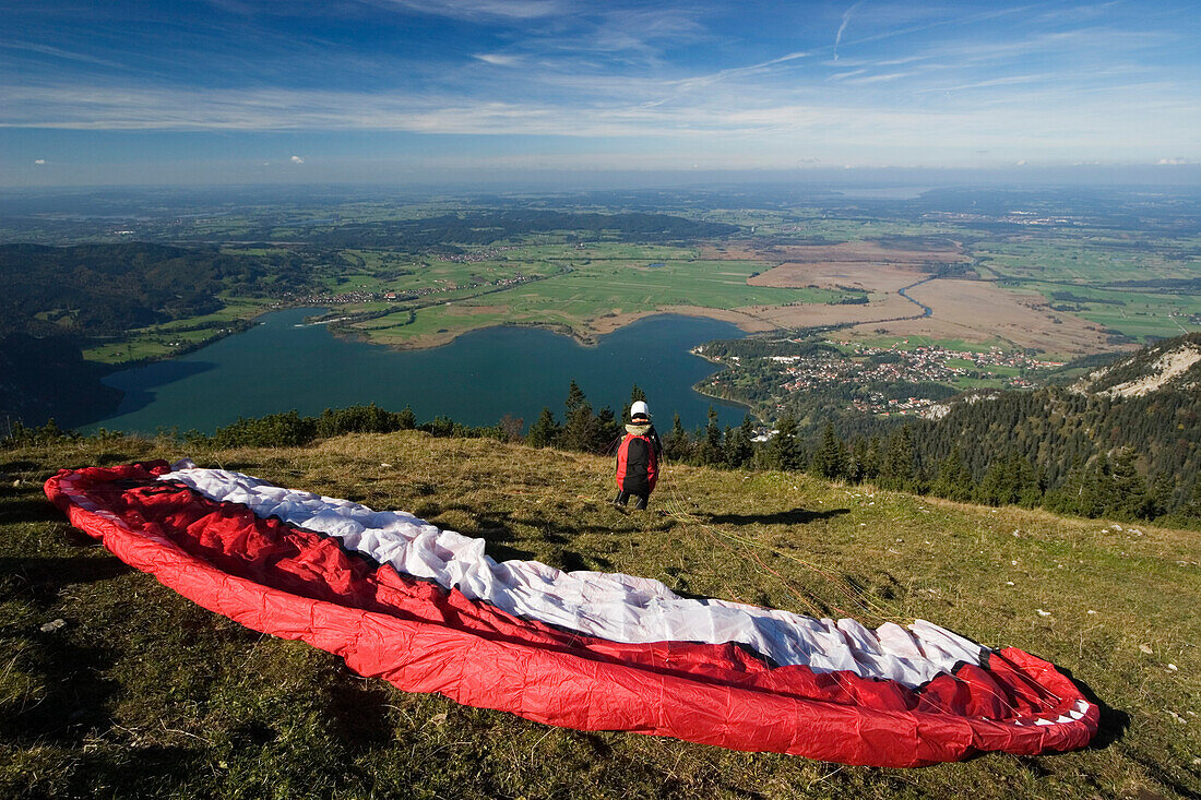 Gleischirmflieger am Startplatz Blick vom Jochberg auf den Kochelsee Oberbayern