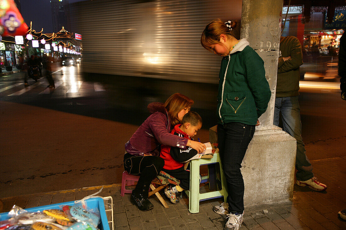 Altstadt Shanghai, Hausaufgaben,Old town, intersection, young boy doing homework under street lamp