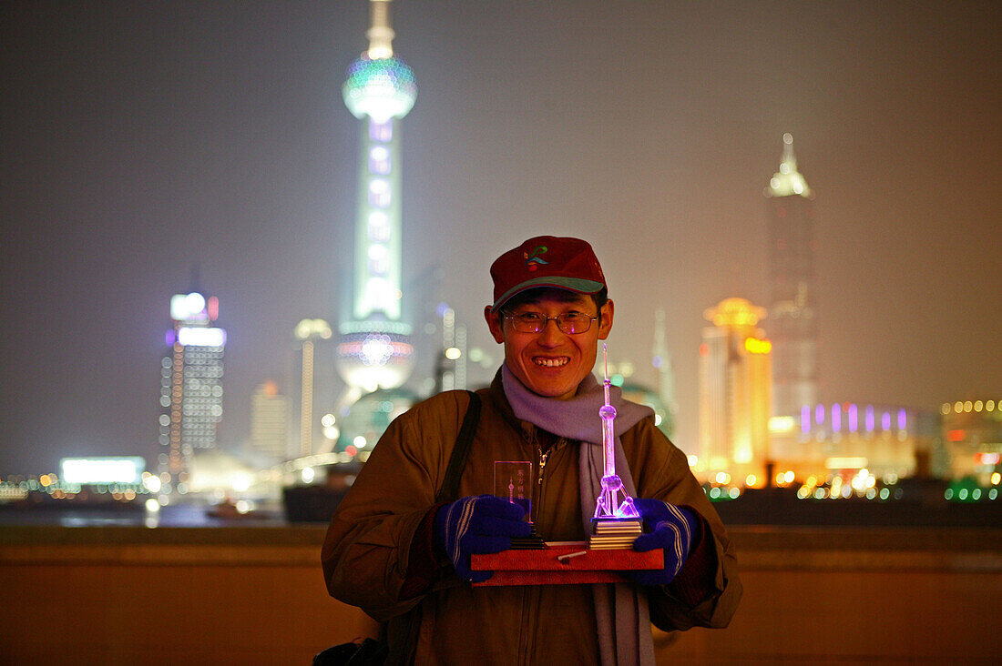 Huangpo River at night, Souvenierverkäufer, souvenier seller