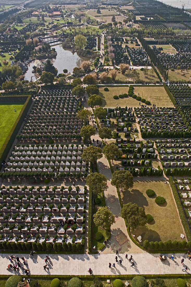 Fu Shou Yuan cemetery,cemetery during Ching Ming Festival, 5th of April, birdseye view of the grave yard, Vogelperspektive Friedhof