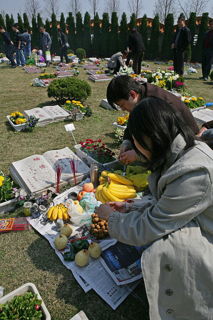 Fu Shou Yuan cemetery,cemetery during Ching Ming Festival, prayers for dead, ancestors, family offers food, wine, fruit to the dead people, show their respect, prayer, 5th of April