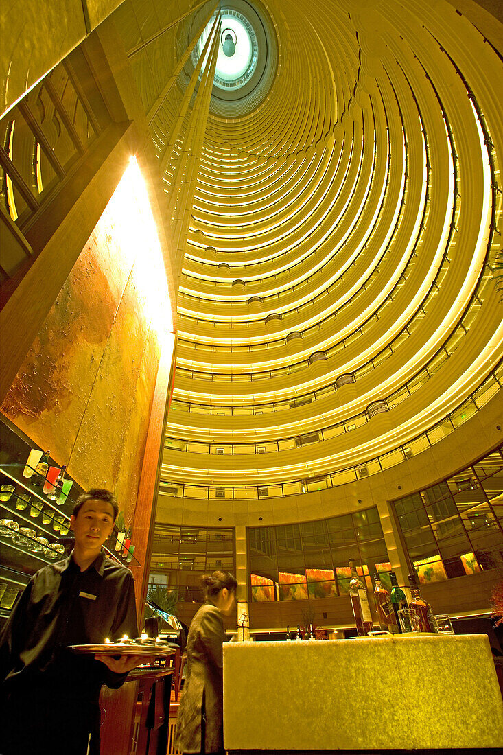 Jinmao Tower, Pudong,Center of Pudong, Lujiazui, Jin Mao Tower, 421 meter high, 1998 fertig gestellt, 600 Mio. Euro Baukosten, Stahl und Aluminium Fassade, steel and aluminium fassade, 53rd to 87th floor, 53.-87. Stock, Grand Hyatt Hotel, Jin Mao, Halle, 