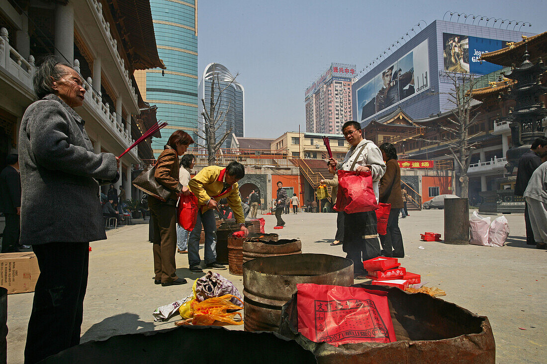 Jing'an Temple, Jing An Tempel, modernisiert, Nanjing XiLu, incense sticks, spirit money