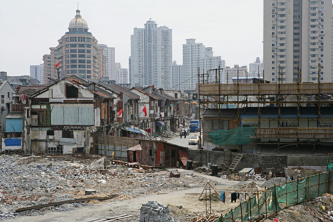 Abriss, demolition in old town, Lao Xi Men,redevelopment area, Abrissgebiet, living amongst demolished houses, slum, Leben zwischen Ruinen, Living amongst ruins, encroaching new highrise, neue Hochhäuser anstelle alter Wohnstrukturen