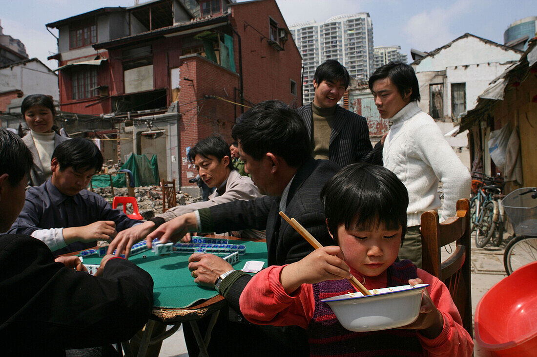 Abriss, demolition in old town, Lao Xi Men,redevelopment area, Abrissgebiet, living amongst demolished  houses, Wanderarbeiter leben in Abrisshäusern und provisorischen Bretterverschlägen, migrant worker, living in demolished houses and self built shacks,