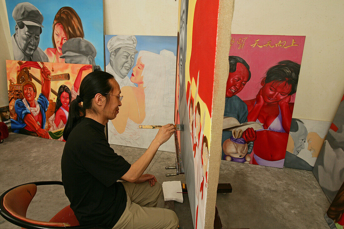 Maler Lao Fan,Painter Lao Fan in his Shanghai studio, paints chairman Mao in combination with, attractive and sexy girls, power, Vorsitzender Mao als Playboy, womanizer, red guards, Mao-Bibel, little red book