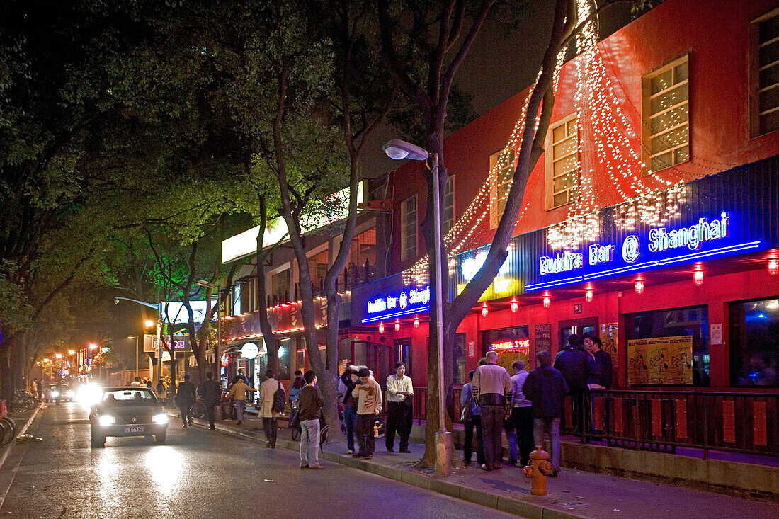 Maoming Lu, night life,Vergnügungsstrasse mit zahlreichen Bars, Nightlife, live music, strip of bars, crowd, red-light district