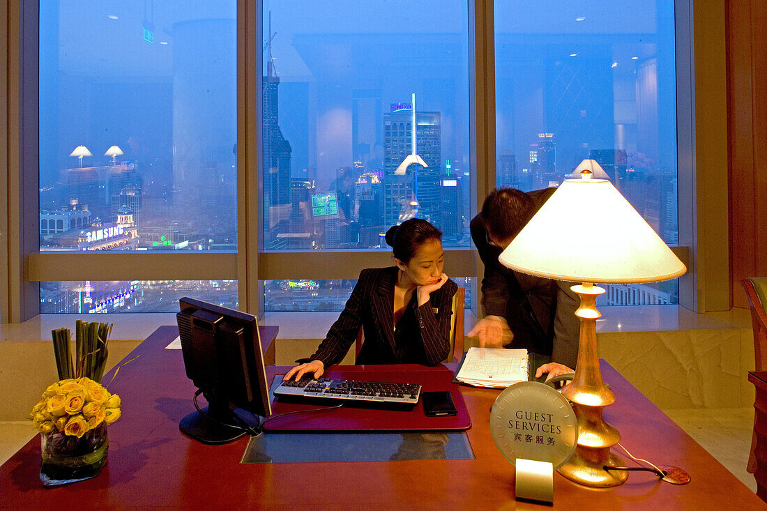 JW Marriott Hotel Shanghai,Five Star Hotel, Nanjing West Road, Lobby in 38th floor, opened 2003, Luxury hotel, Luxushotel, Empfang, reception, guest service, Aussicht über Shanghai, view over People's Park