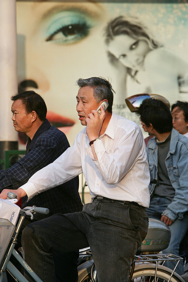 mobile phone,Mobilfunk, Handy, Telefon, chinesisch, man on bike with mobile phone, Fahrradfahrer