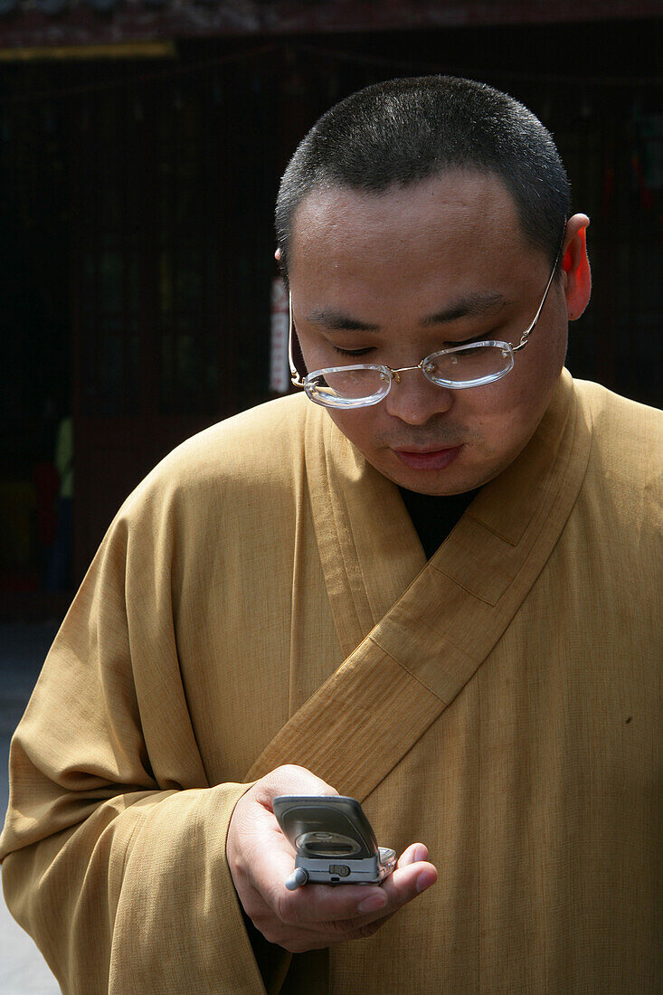 Monk, mobile phone,Mobilfunk, Handy, Telefon, chinesisch, buddhistischer Mönch mit Handy, buddhist monk with mobile phone
