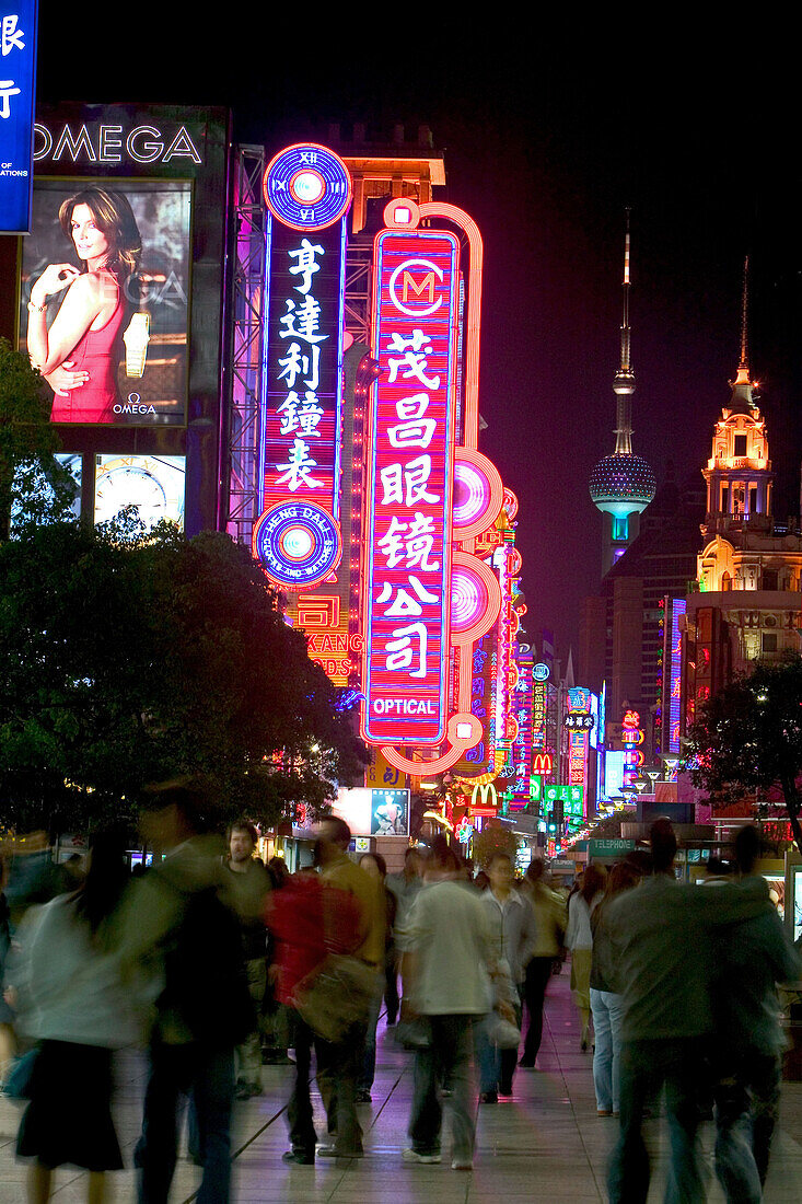 Shopping, Nanjing Road,Evening, Nanjing Road, Pearl Orient Tower, shopping, consumer, consume, Konsum, Einkauf