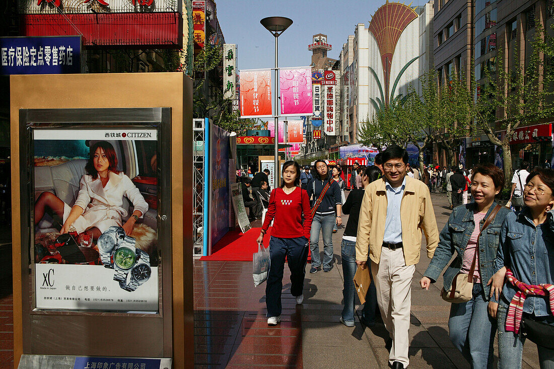 Shopping, Nanjing Road,Nanjing Road, shopping, people, pedestrians, consumer, consume, Konsum, Einkauf