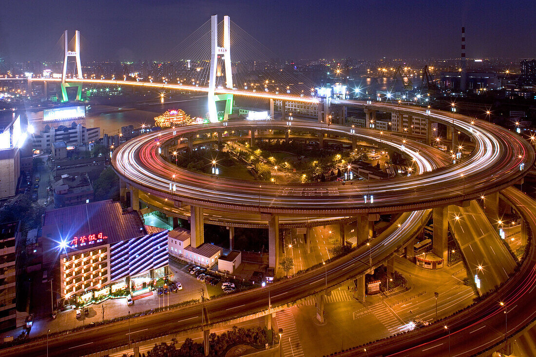 Nanpu Bridge,Autobahnschleife vor dem Überqueren des Huangpu River, Kreisel, Auto, Verkehr, Stadtautobahn, motorway, circle, spirale, Betonspirale, Gaojia expressway to Pudong
