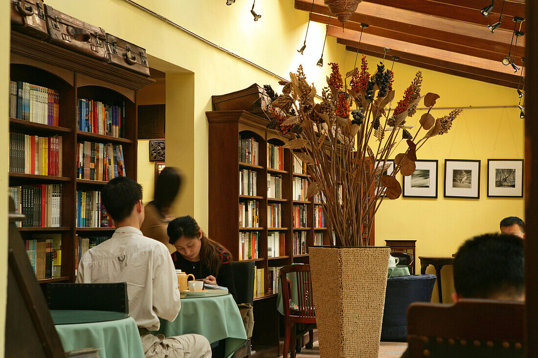 Old China Hand Reading Room,Café, Buchhandlung, bookshop, French Quarter, Französische Konzession, bookstore, coffeeshop, tea, cappucino, photographer Deke Erh, Tee