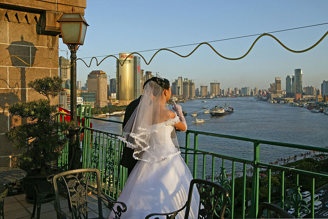 Bride and groom, Peace Hotel,White wedding, Brautpaar, Hochzeit, Dachterrasse, Blick über Pudong, view above Pudong and river