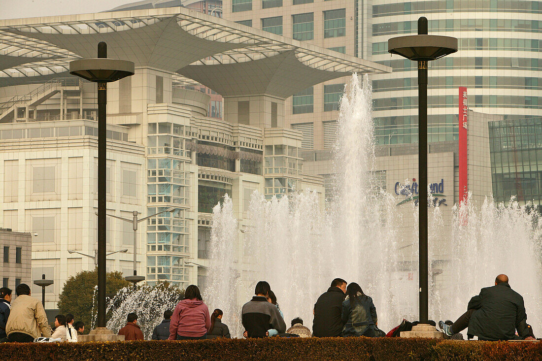 fountain, People's Square,Springbrunnen, Fontäne, Stadtkulisse mit Urban Planning Centre, public square, people