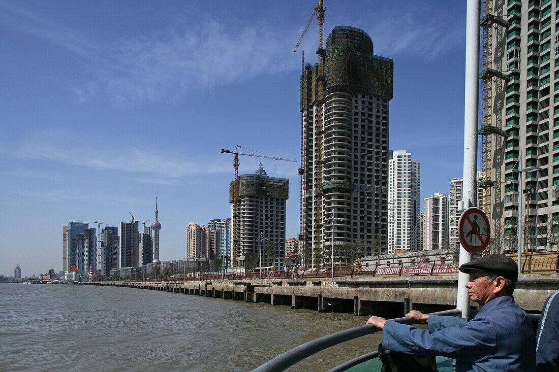 Pudong,View from ferry, Blick von der Fähre, alter Mann, Construction site, Pudong, Oriental Pearl Tower
