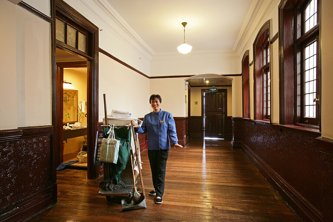 Pujiang Hotel, Shanghai Astor House,room service, traditional hotel, tudor style, flair, Victorian interior, Korridor, Holzboden, corridor, Stil