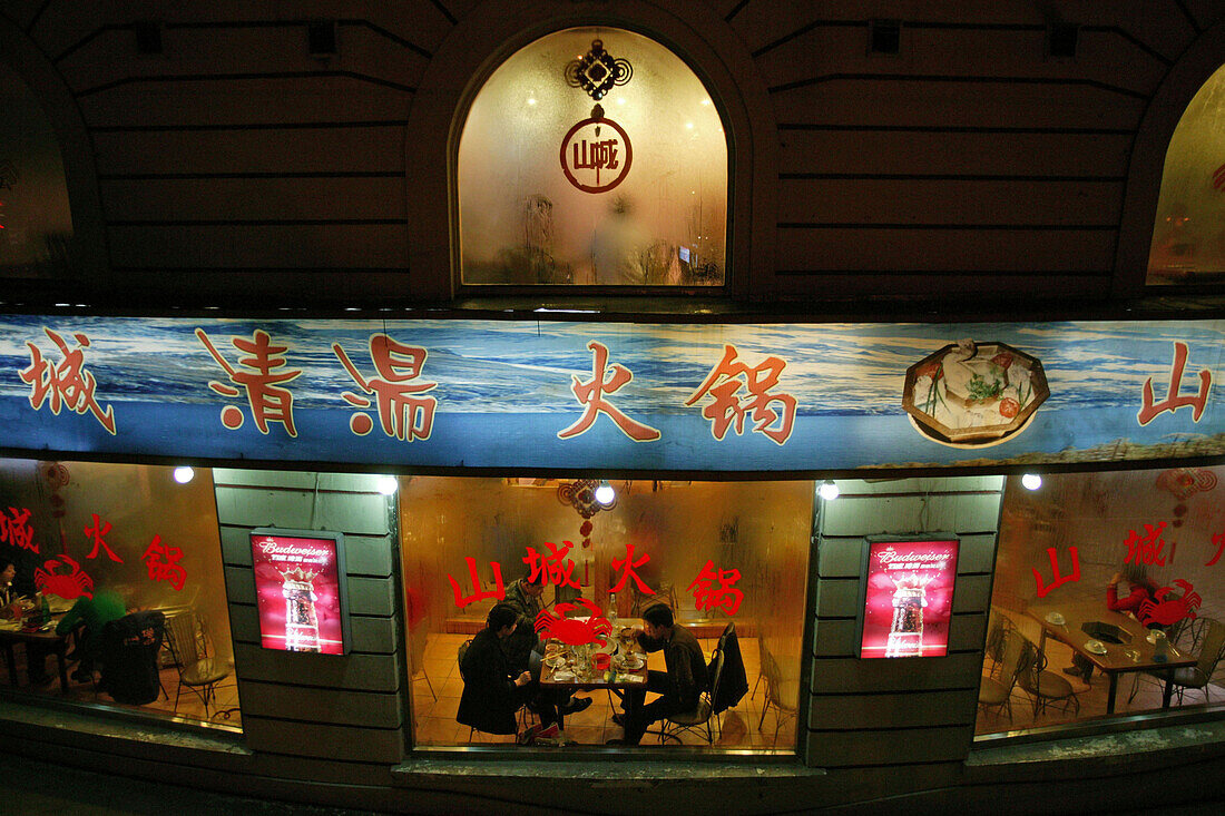 Shanghai crab restaurant,Seafood restaurant, hairy crab, Blick durchs Schaufenster, Gäste am Tisch, guest, table, restaurant window
