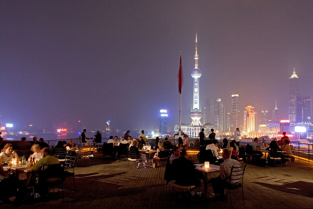 Bar Red, Bar Rouge,Luxury bar in Bund 18, Design Bar, Schickeria, chic, view of Pudong skyline, Dachterrasse, roof terrace