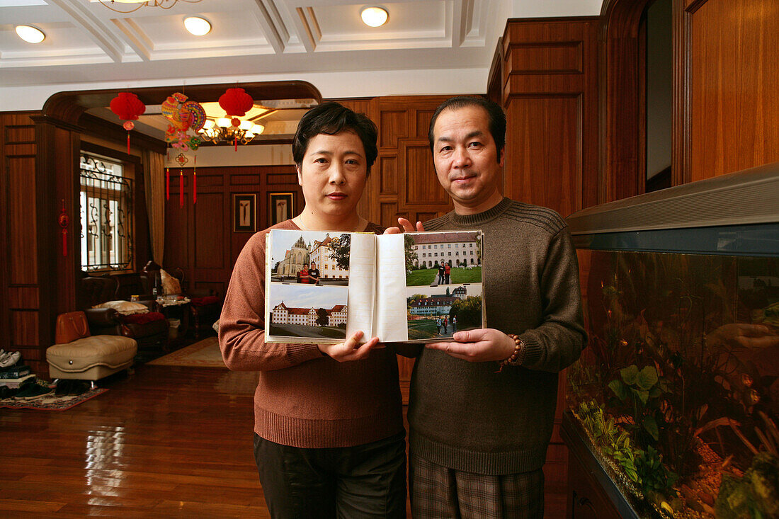 couple, Shanghai,Unternehmerin, Yan Hang Mei, T-Shirt Farbrik, at home with her husband, photo album with images from Salem, Ehemann, Privathaus, private house, fengshui aquarium, Feng Shui, aus: "Mythos Shanghai", Shanghai, Sachbuch, Bildband, Fotos Karl