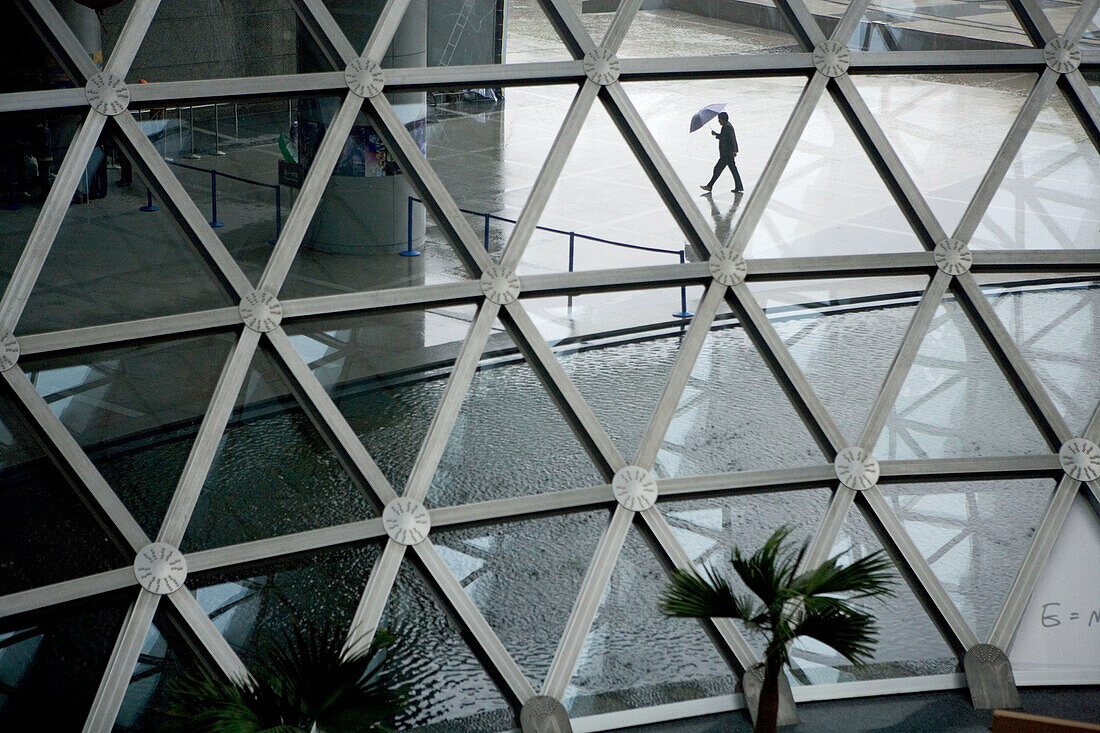 Glas-Dreiecke in Eingangshalle, Wissenschaftsmuseum, Century Square, Lujiazui, Shanghai, China